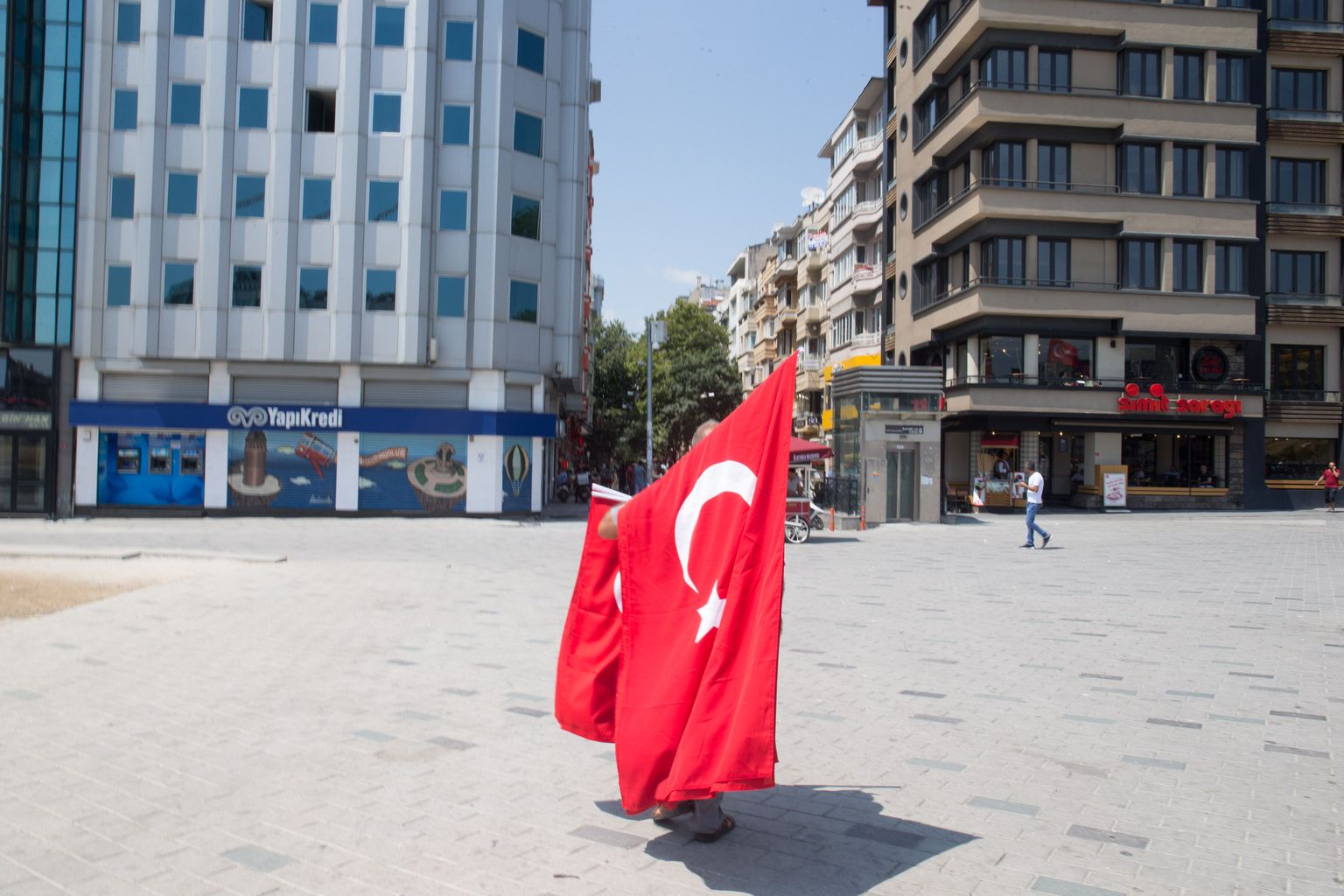 Istanbuli tänavatele oli eilseks naasnud rahu ja vaikus, uue elemendina nägi vaid varasemast märksa enam Türgi lippe.