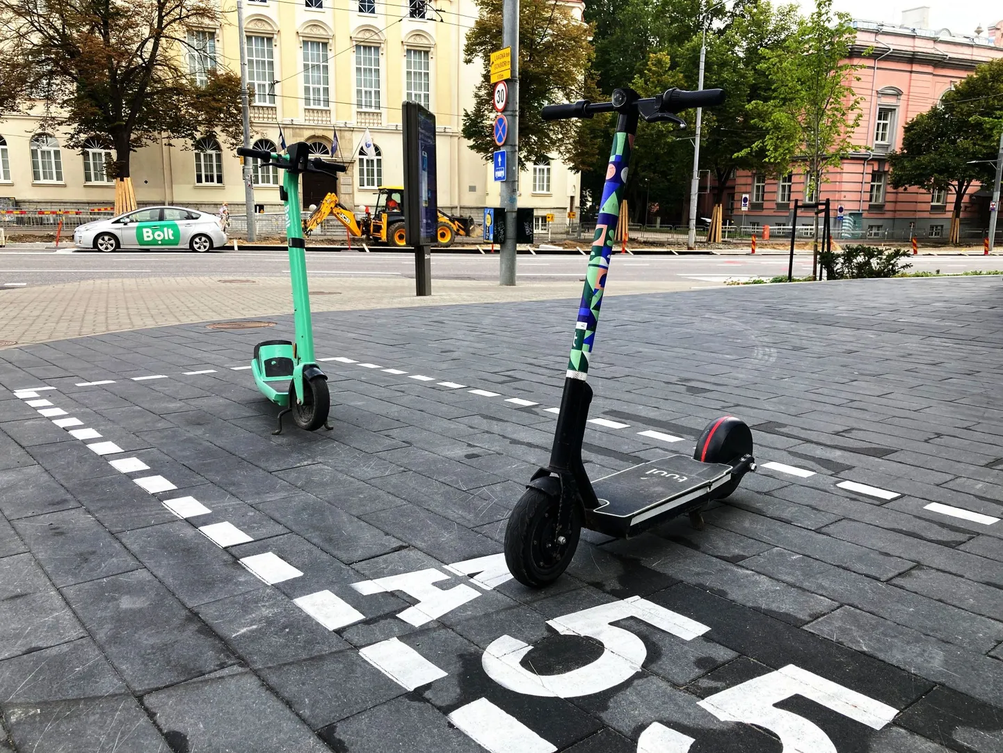 Tõukerataste parkla Tatari ja Estonia pst tänavate ristmikul.