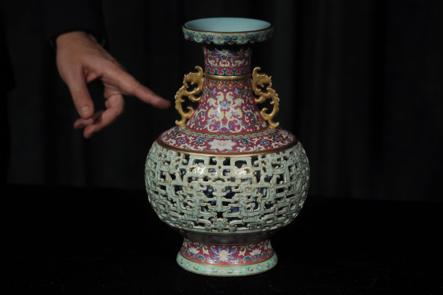 Sotheby's oksjonimaja esindaja näitamas Hiina keiser Qianlongile tehtud vaasi, mis müüdi Hongkongis 8 miljoni euro eest