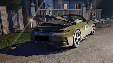 Haruldane 250 000-eurone Porsche sõitis Nõmmel aia maha: politsei juhtunust ei tea