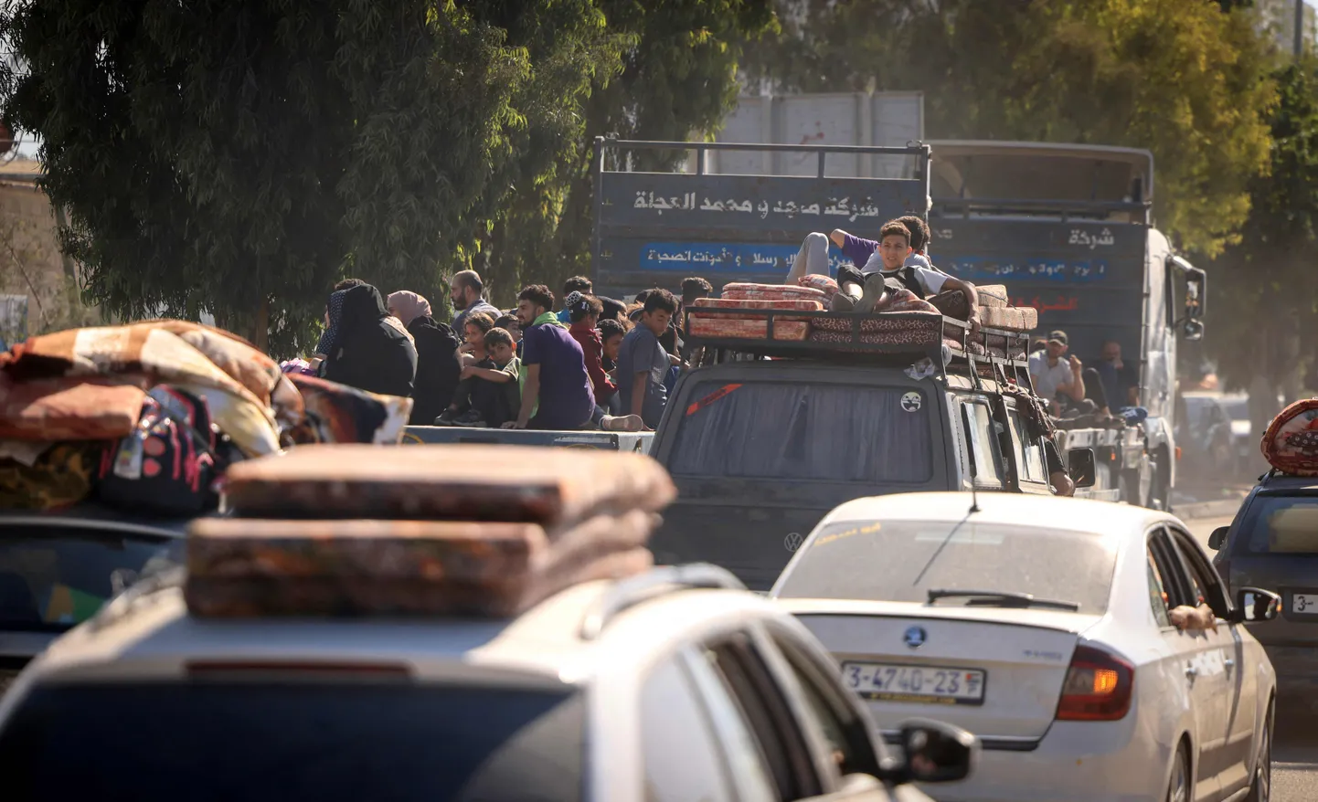 Palestīnieši evakuējas no Gazas joslas ziemeļdaļas.