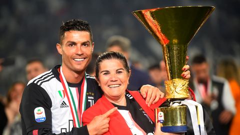 VIDEO ⟩ Cristiano Ronaldo üllatas ema hinnalise kingitusega