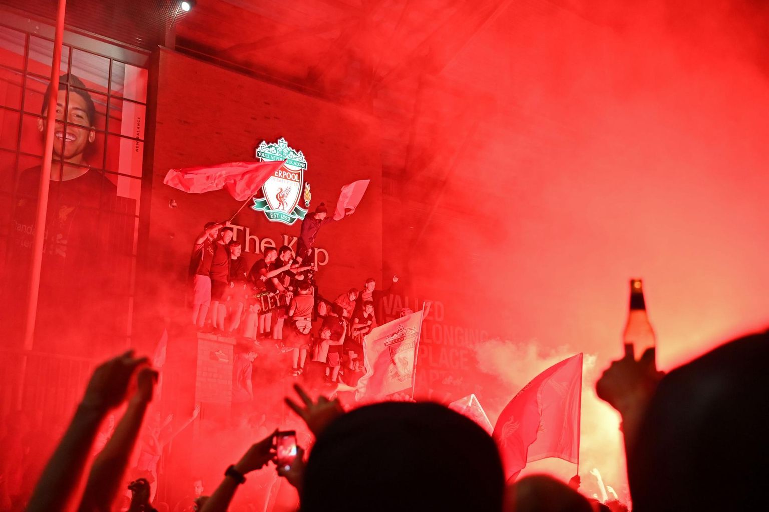 Liverpooli fännid tähistavad Anfieldi staadioni juures tiitlivõitu.