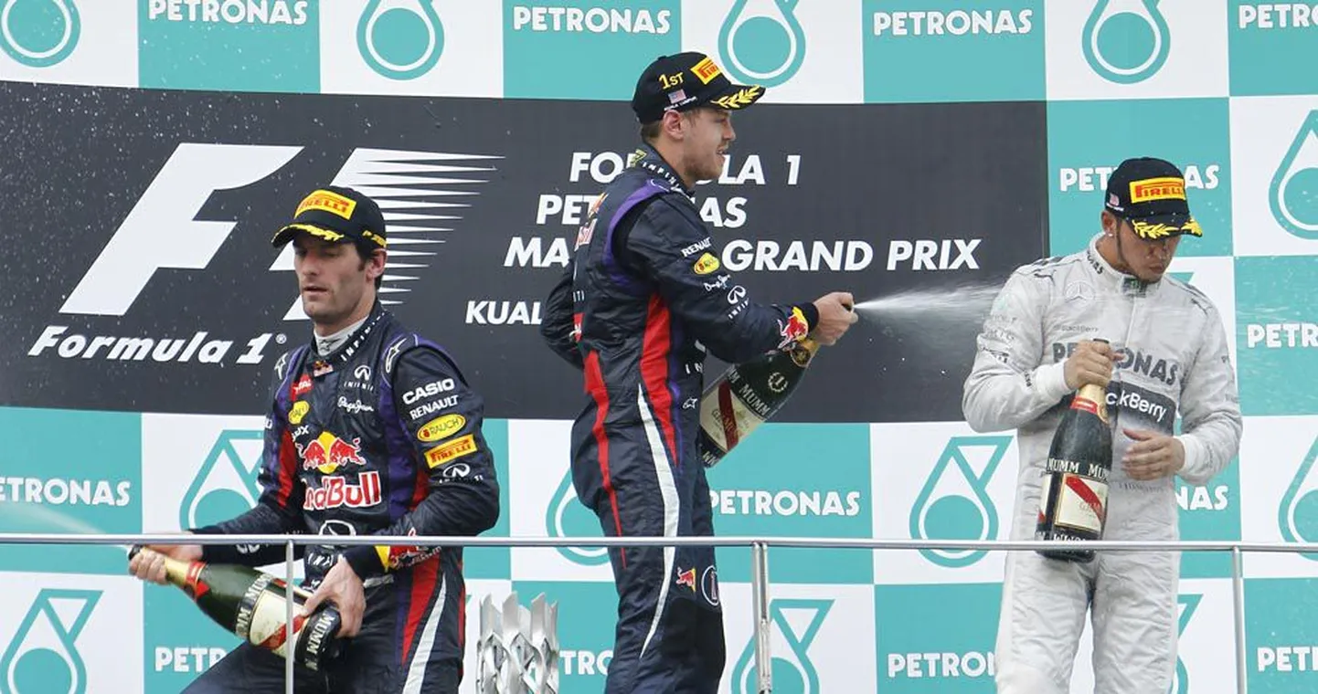 Vastuolulisel moel etapivõidu võtnud Sebastian Vettel (keskel) jättis tiimikaaslase Mark Webberi (vasakul) hapu näoga.