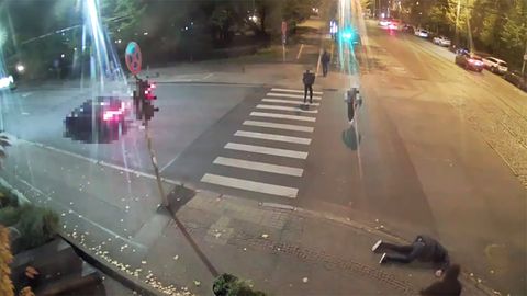 ВИДЕО ⟩ Избили и ограбили иностранца. Полицейские в центре Риги задержали молодых людей