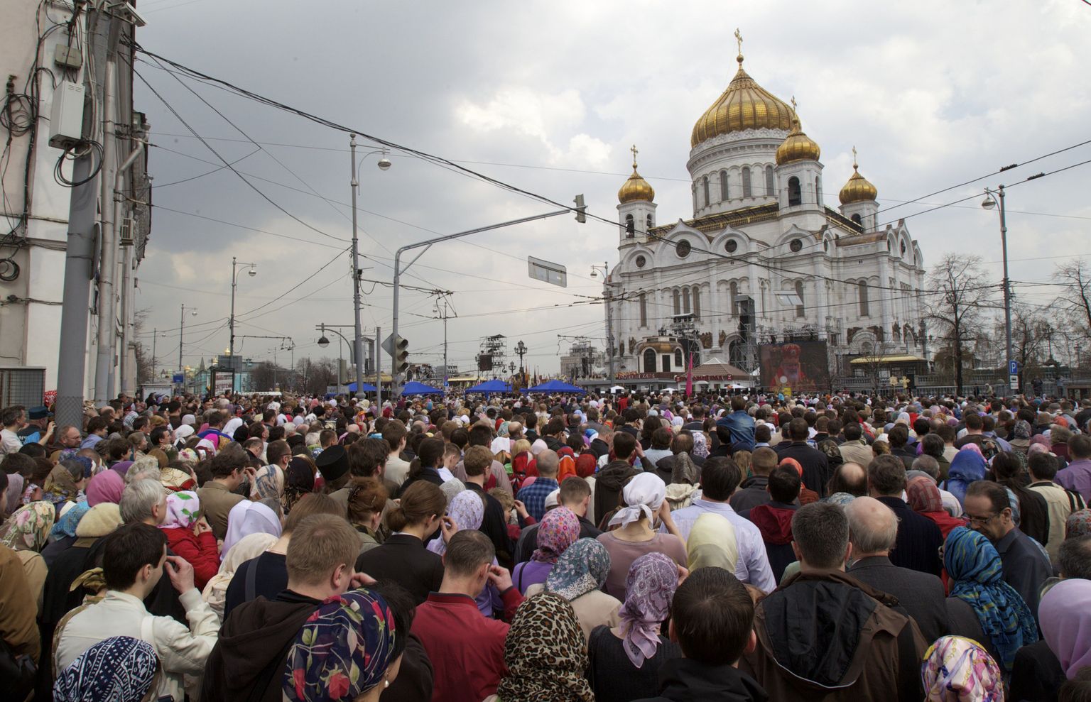 Толпа в церкви