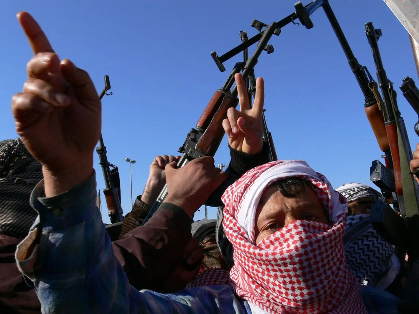 Sunniitide meeleavaldus Saddam Husseini koduküla lähedal.