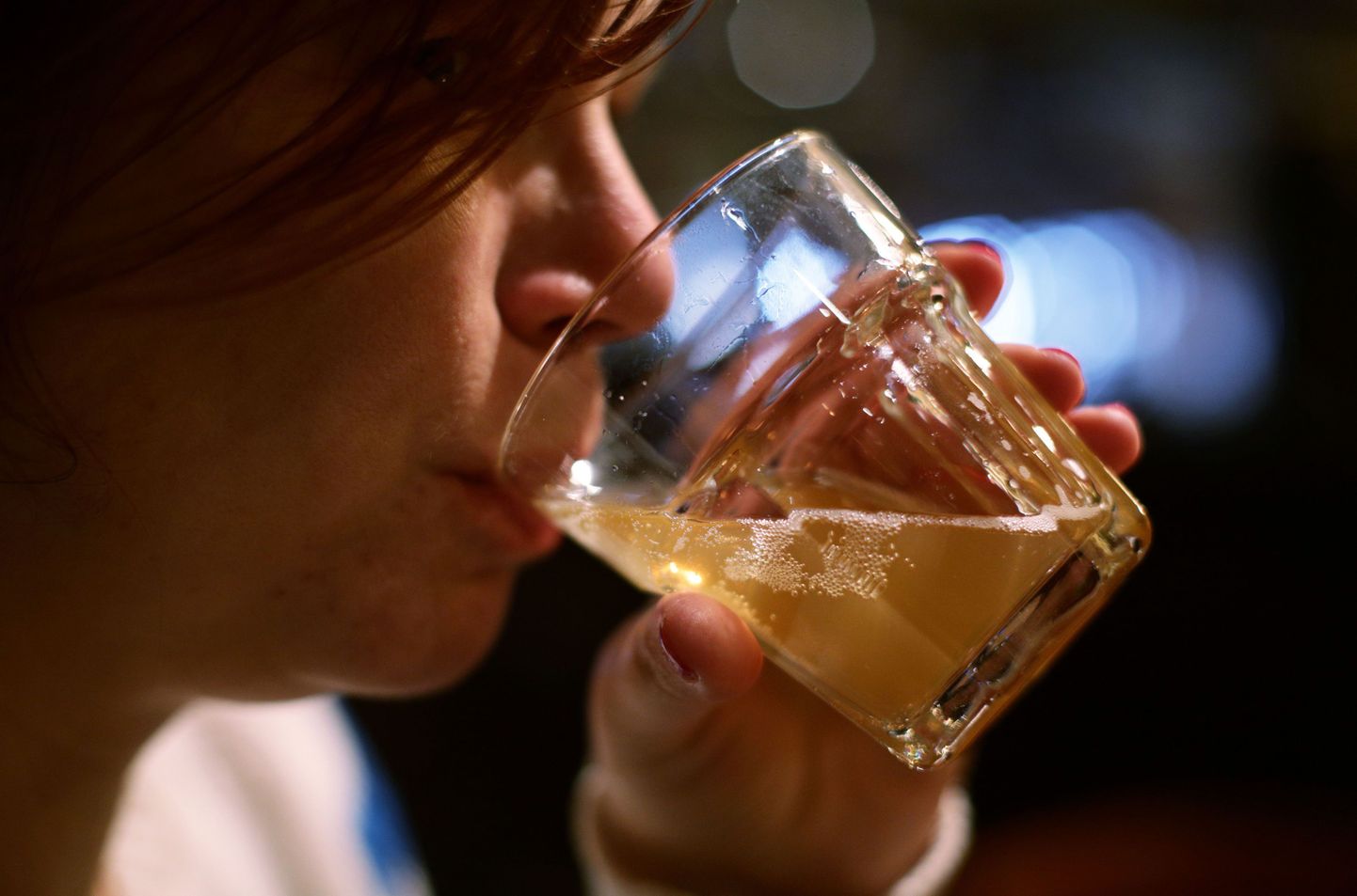 Alkoholi tarbimine liiga suurtes kogustes kahjustab kõhunääret.