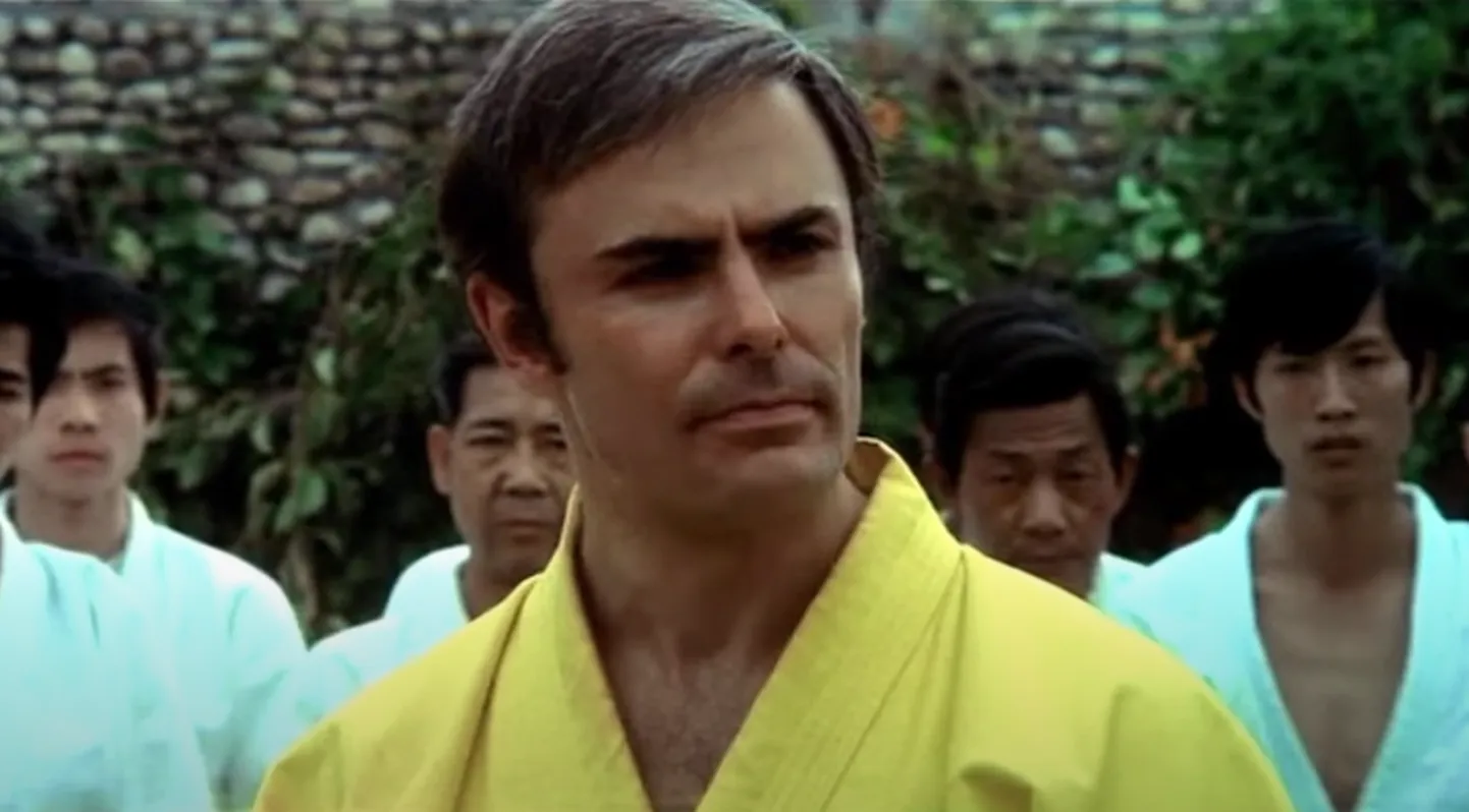 Veterannäitleja John Saxon. Kaader pärineb filmist «Draakon astub võitlusse»  (1973).