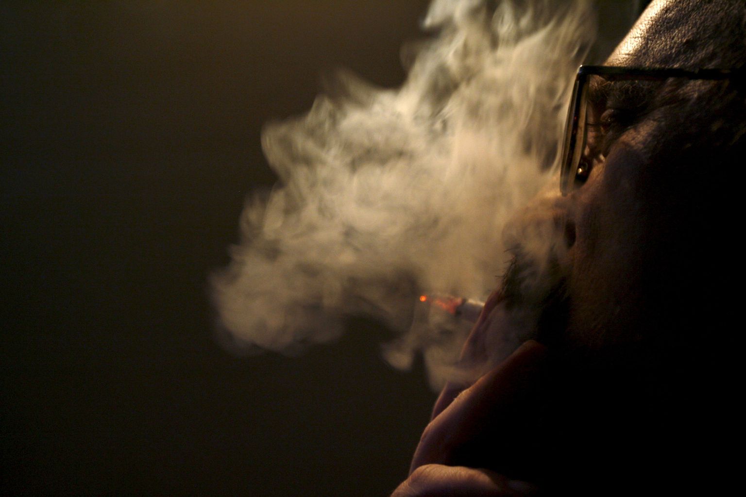 Prantsusmaal soovitakse vähendada suitsetamist «ägedate» suitsude keelustamisega.