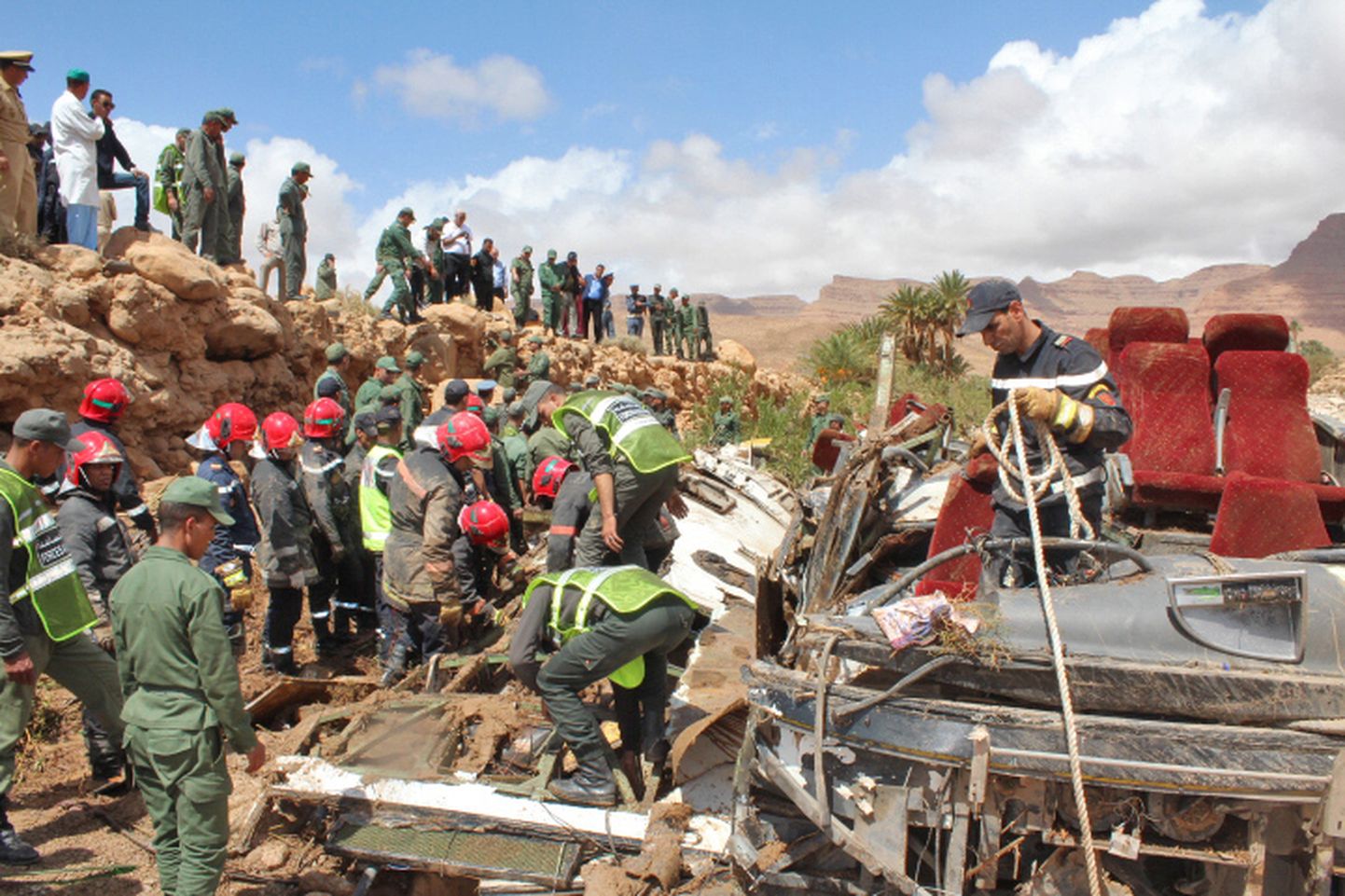 Päästetöötajad õnnetuskohal El Khanki regioonis.