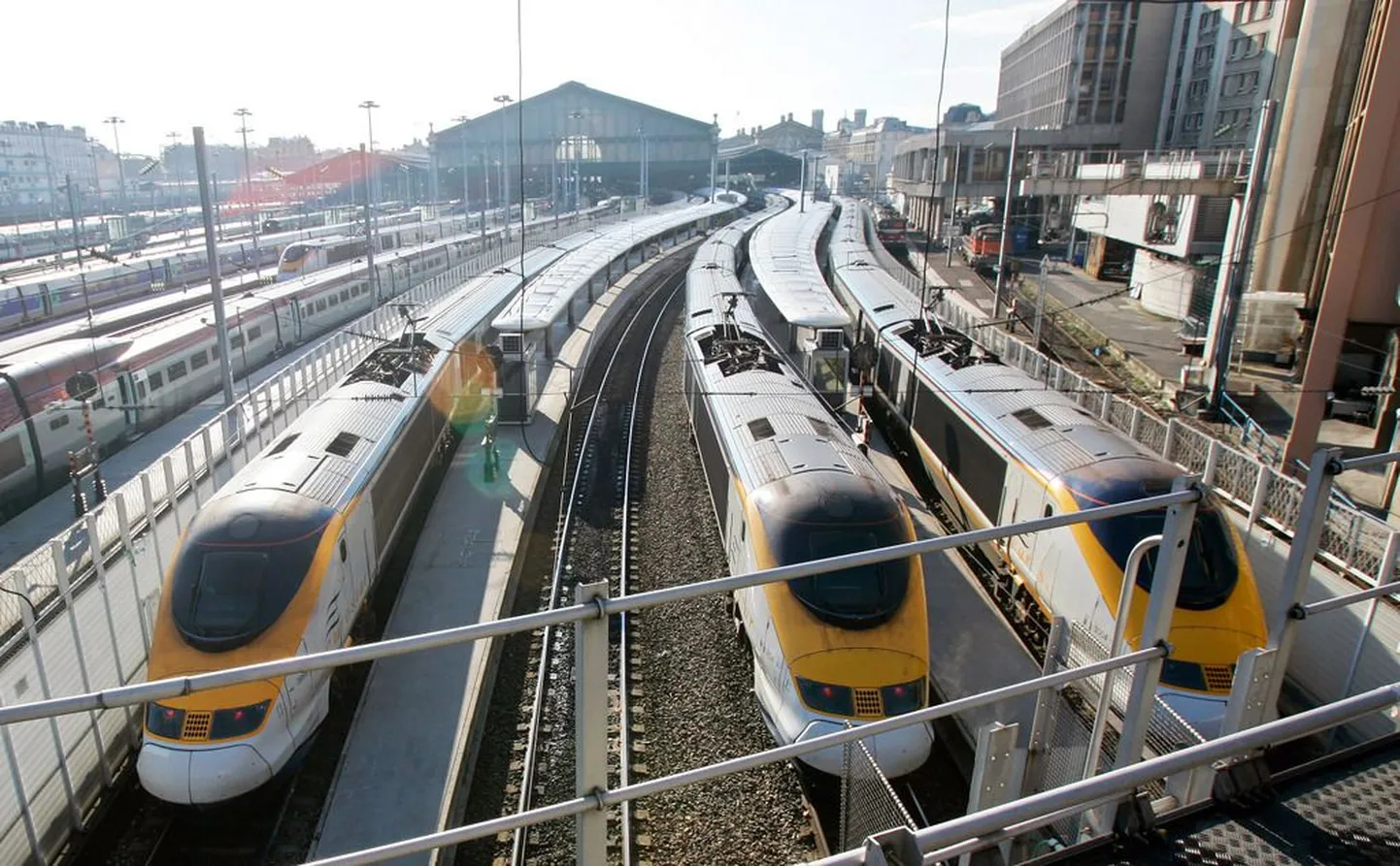 Eurostari kiirrongid Pariisis Gare du Nordi raudteejaamas. .