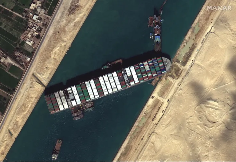 Satelliidifoto konteinerlaevast Ever Given, mis sõitis Suessi kanalis madalikule ja takistab laevaliiklust. Foto on tehtud kolmandal päeval pärast juhtunut, 27. märtsil.