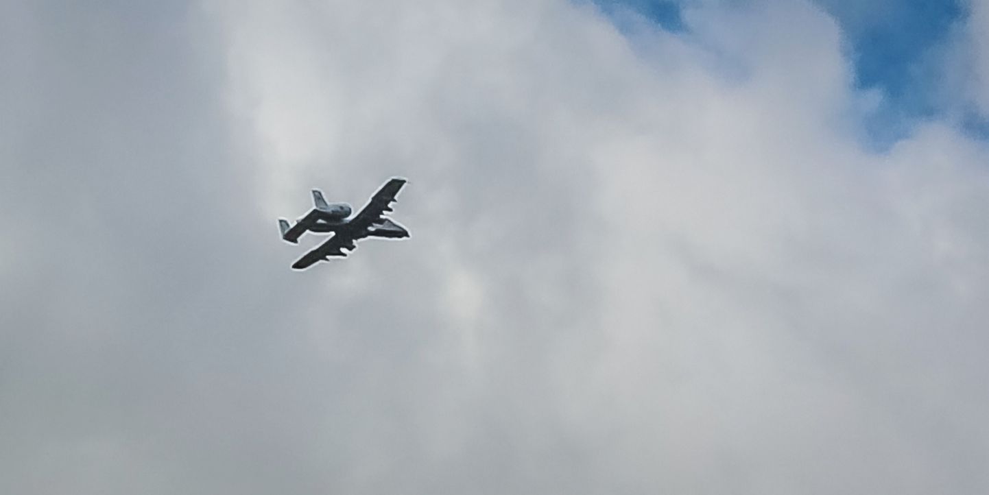 NATO lennuk sooritamas madallendu Pärnu kohal. Arhiivifoto.