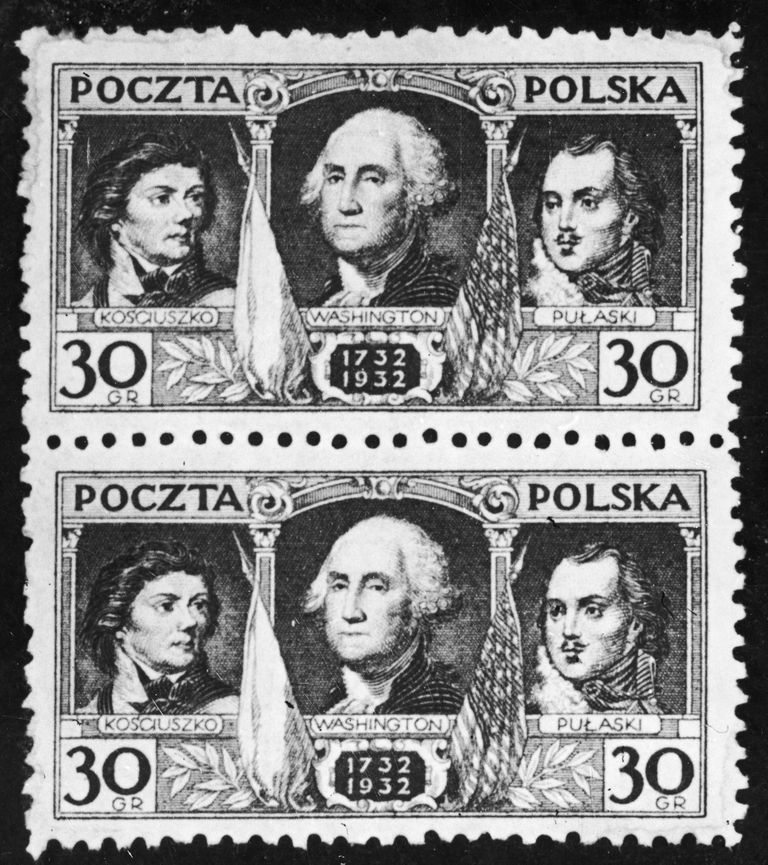 Casimir Pulaski Poola 1932. aasta margil (paremal) koos USA kindrali ja esimese presidendi George Washingtoni ning Venemaa ja Preisimaa vastu Ameerika iseseivussõjas võidelnud Andrzej Tadeusz Bonawentura Kościuszkoga