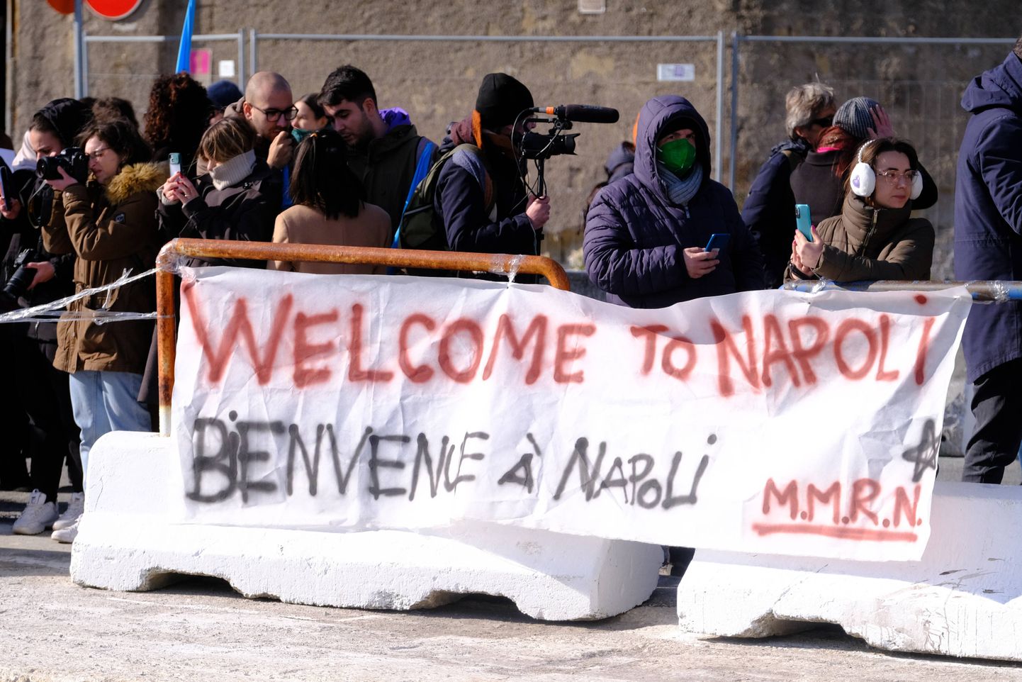 Põgenikelaeva ootamine Napoli sadamas Itaalias.