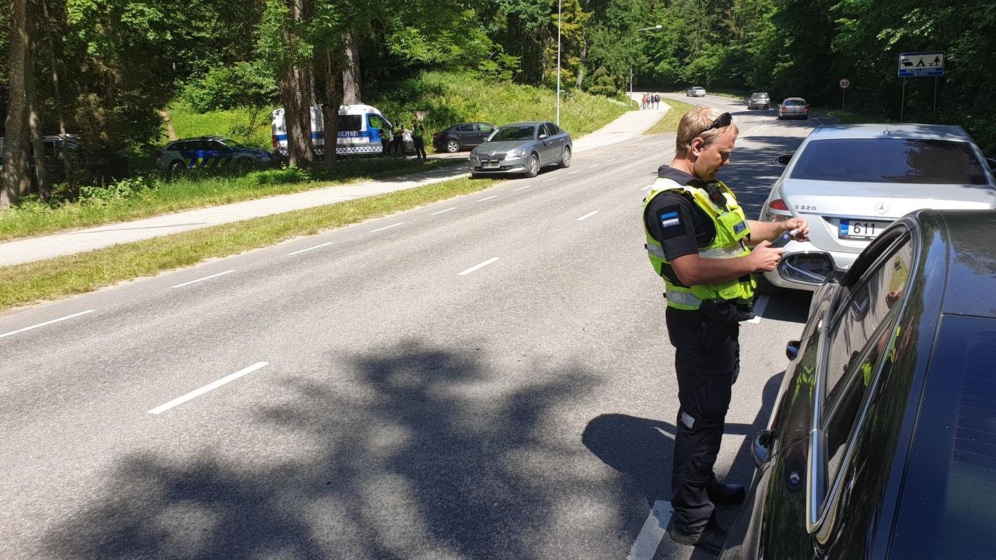 Jaanipäeval kontrollis politsei Pühajärve lähistel autojuhtide kainust, teiste liiklejate abil tabati liiklusest seitse joobes juhti.