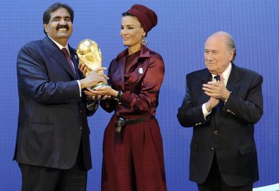 Eelmine emiir Hamad bin Khalifa Al Thani (vasakul), tema abikaasa ja FIFA priseident Sepp Blatter