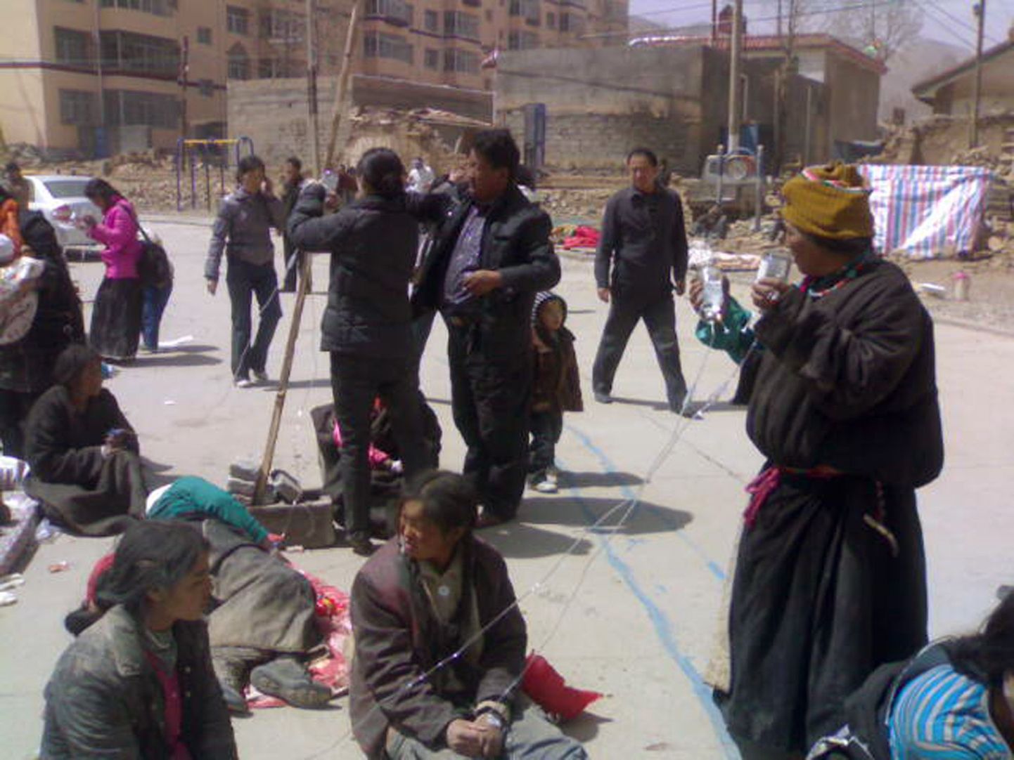 Mobiiltelefoniga tehtud fotol on tiibetlased, kes maavärina tõttu evakueeriti hoonetest.