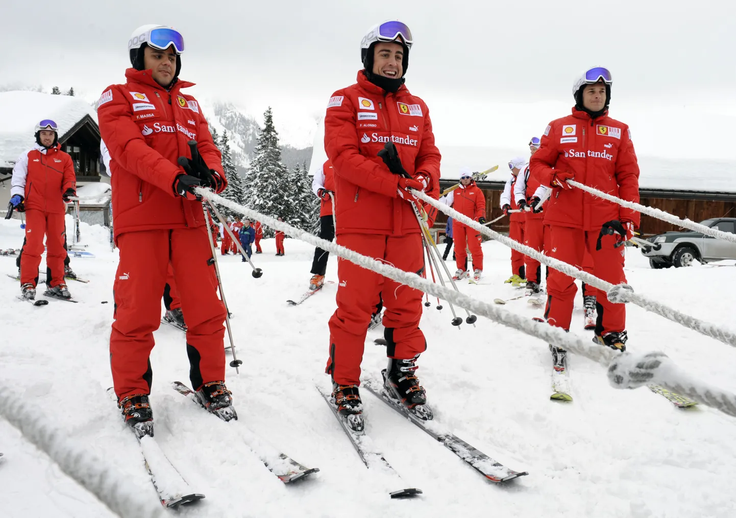 Fernando Alonso (keskel), Felipe Massa (vasakul) ja Giancarlo Fisichella mäesuuskadel