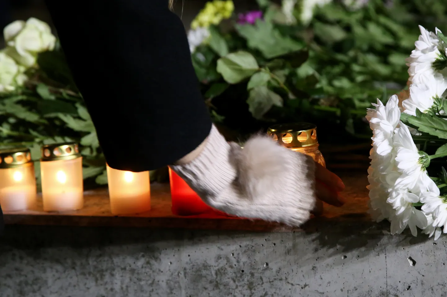 Laukumā pie pagaidu pieminekļa Zolitūdes traģēdijā bojāgājušajiem notika biedrības "Zolitūde 21.11." organizēts piemiņas pasākums.