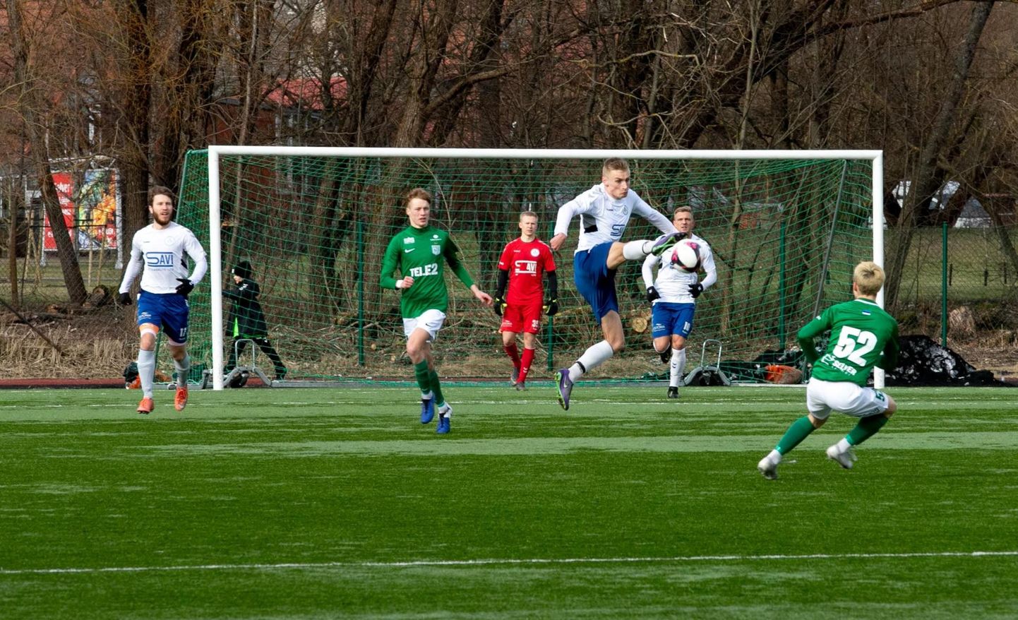 Valgetes särkides Pärnu jalgpalliklubi alustas esiliigahooaega viigiga mulluse hõbedasatsi FC Flora vastu.