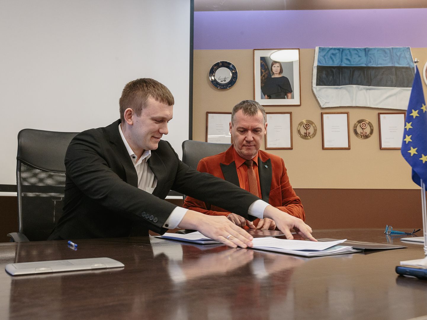 Tänavu märtsis allkirjastasid Narva-Jõesuu linnapea Maksim Iljin (vasakul) ja tema Narva kolleeg Tarmo Tammiste koostööleppe. Praktikas näeb see koostöö välja nõnda: ise seda soovimata, valmistas suur piirilinn väikese kuurortlinna jaoks ette vähemalt neli kvalifitseeritud ametnikku, jäädes neist ise ilma. ILJA SMIRNOV