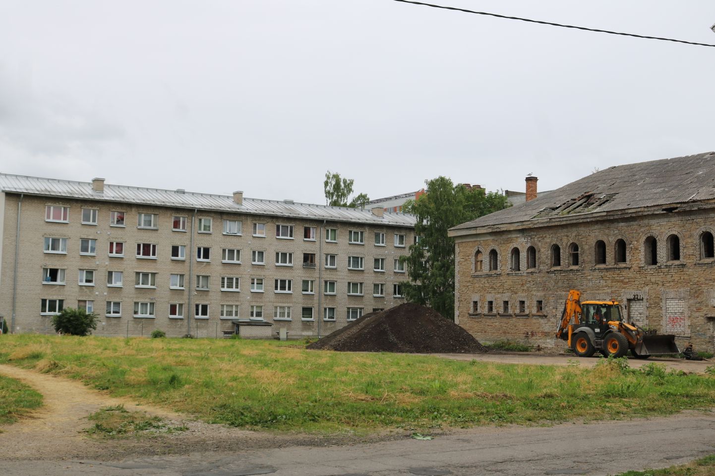 Все больше объектов недвижимости в Нарве, на фоне суперинфляции, реновируется под продажу.