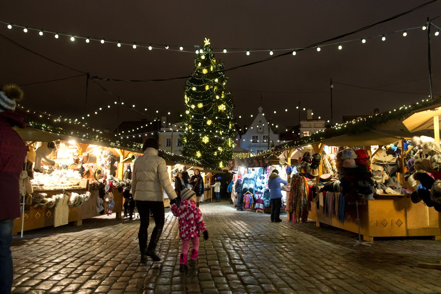 Raekoja platsil avati traditsiooniline Tallinna jõuluturg.