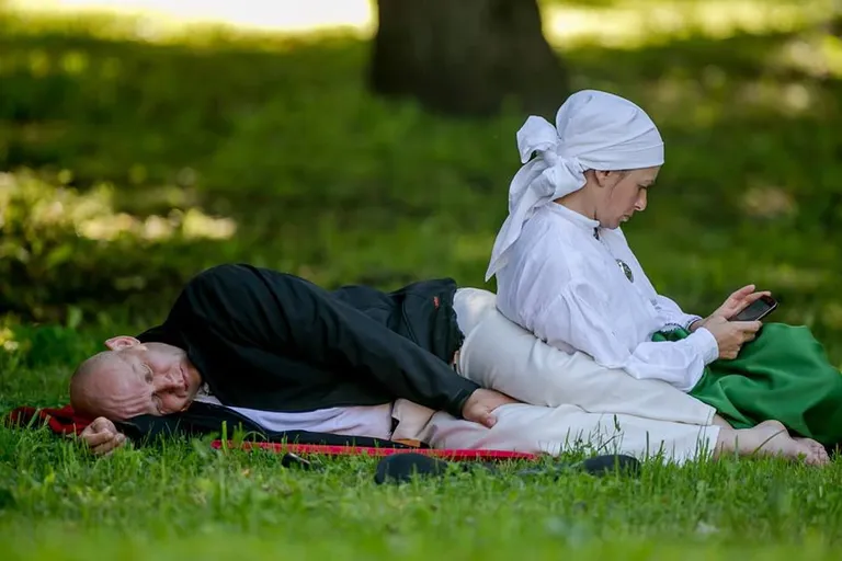 Keegi ei kahtlegi, et tantsijad on tublit tööd teinud ja see võib vahel olla väga väsitav. Väike jõudehetk enne peaproovi.