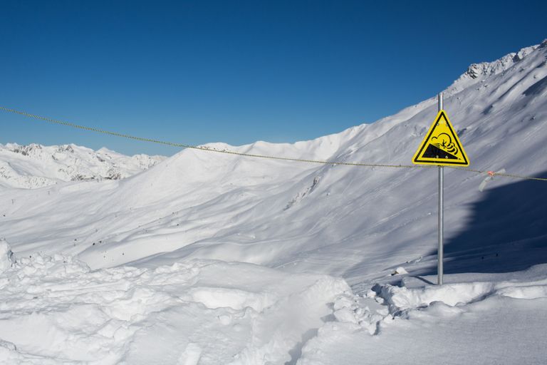 Lumelaviini eest hoiatav märk Prantsuse Alpides