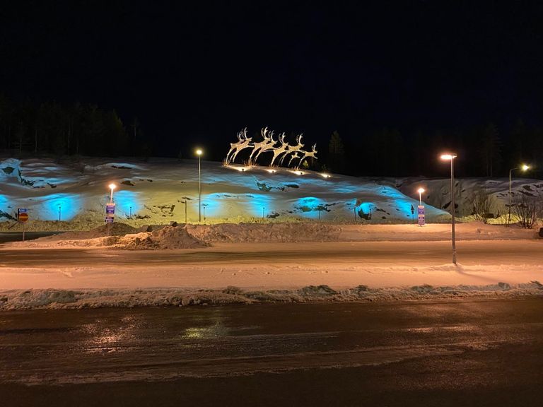 Rovaniemi lennujaama juures asuv valgusinstallatsioon – isegi põhjapõdrad tahavad santalandist põgeneda.