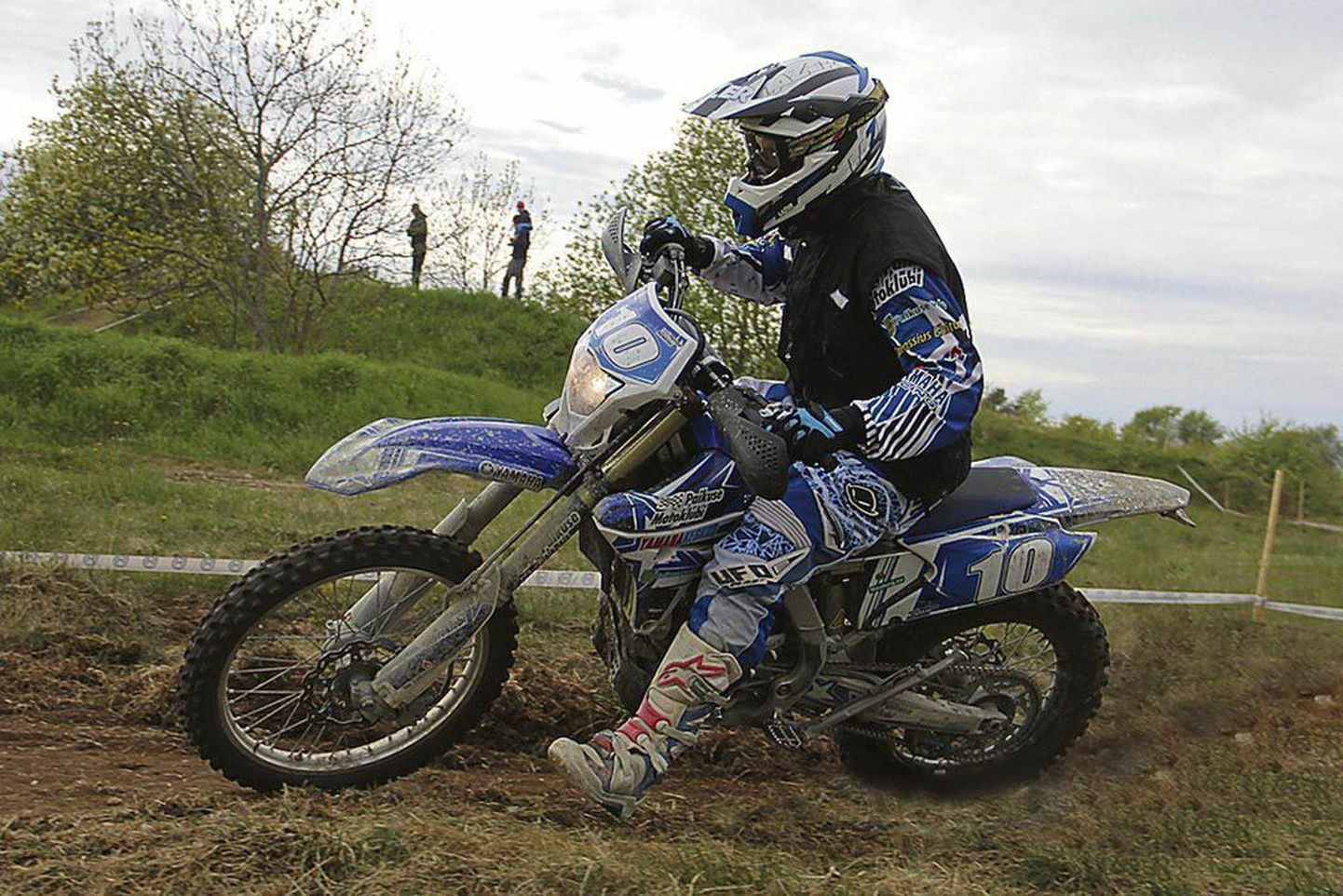 Paikuse motoklubi enduuroäss Toivo Nikopensius kihutas Saku motomaratonil seenioride esimese auhinna vääriliselt.