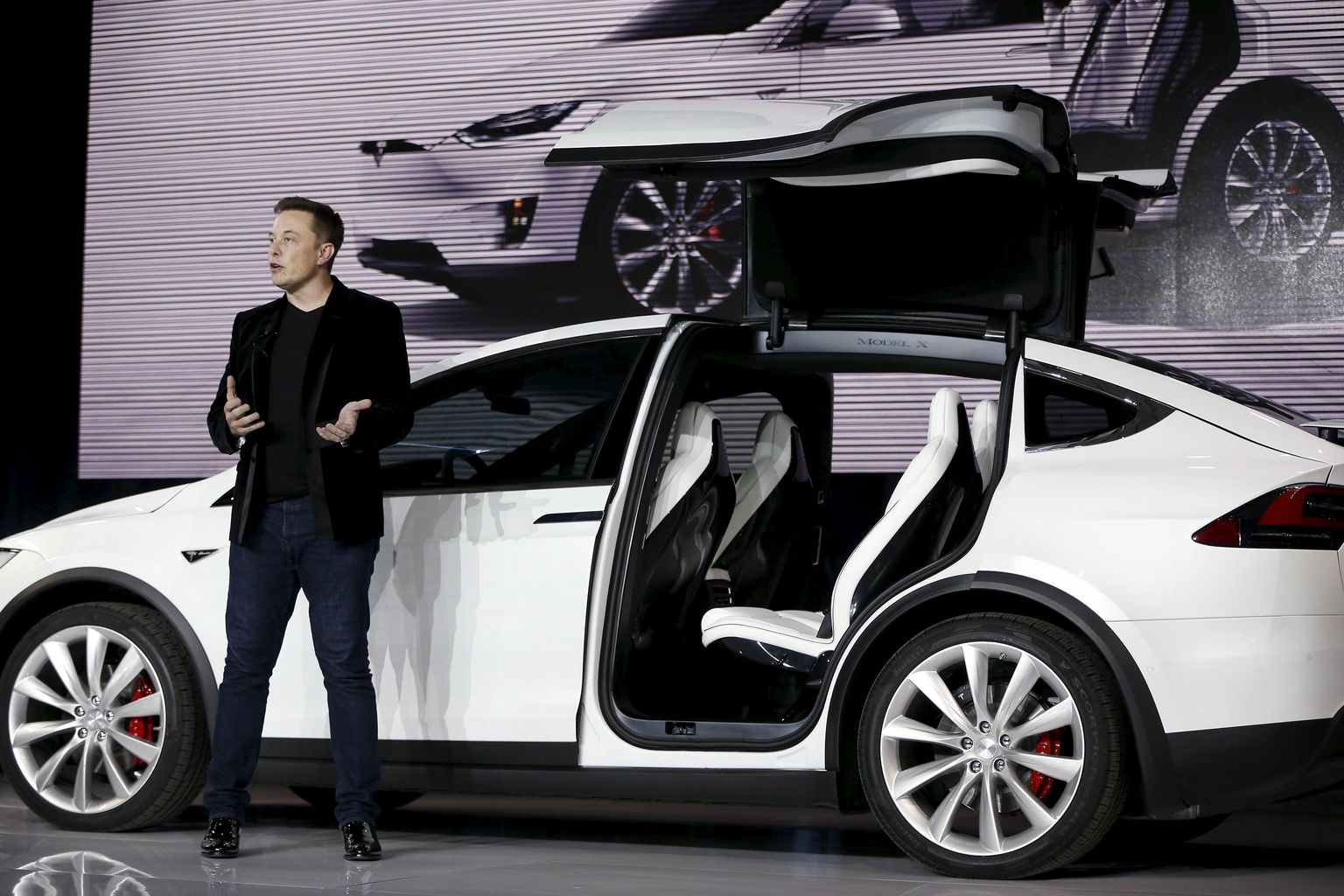 Tesla juht Elon Musk Tesla elektrilist linnamaasturit Model X tutvustamas.