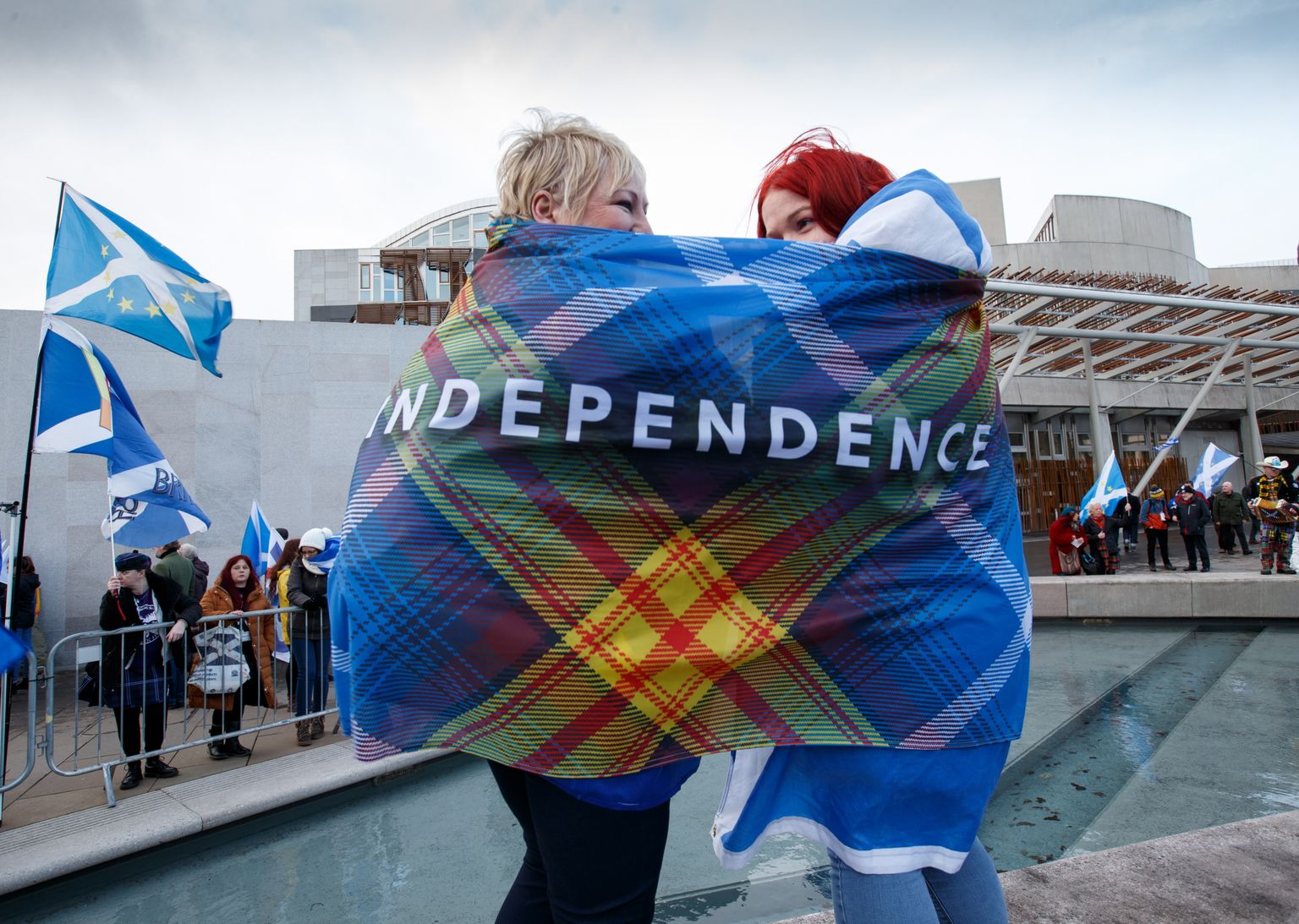 Šoti iseseisvuse pooldajate protest mais 2020 Edinburghis Šoti parlamendi ees