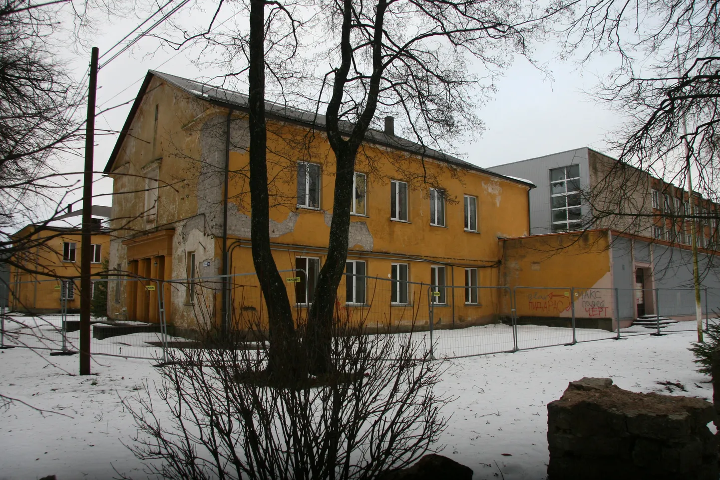 Старая школа доживает последние дни.