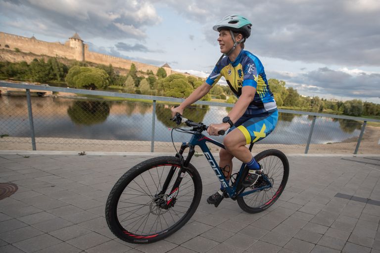 President tegi õhtul rattaga Narvale tiiru peale.