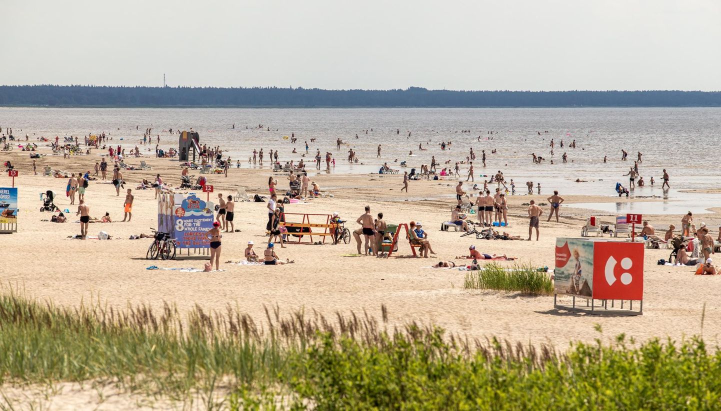 Nädalavahetusel oli Pärnu rannas palju suvitajaid, mis tõi ka rannavalvuritele rohkem tööd.