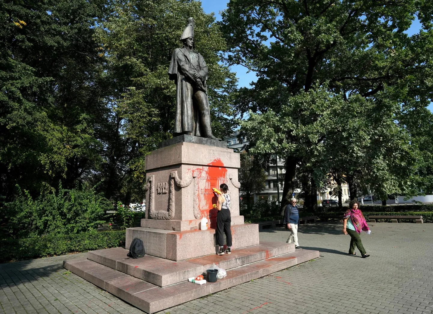 Riias asuv monument on langenud ka rünnakute ohvriks.