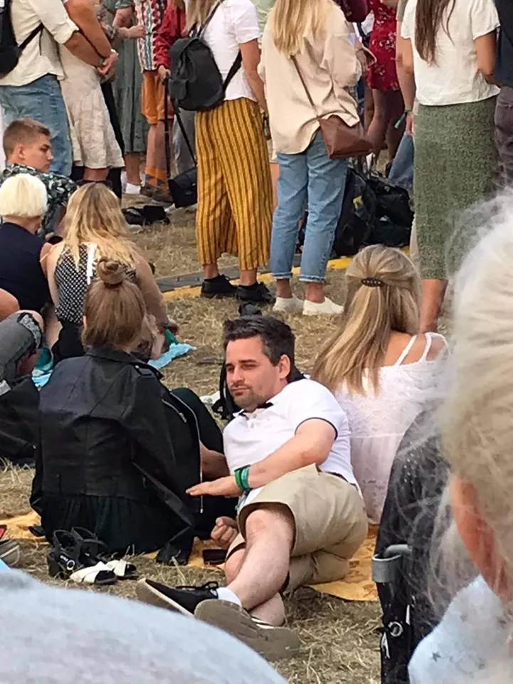 FOTOD Naisepiinaja Daniel Sepp naudib Viljandi folgil uue kaaslase seltsi