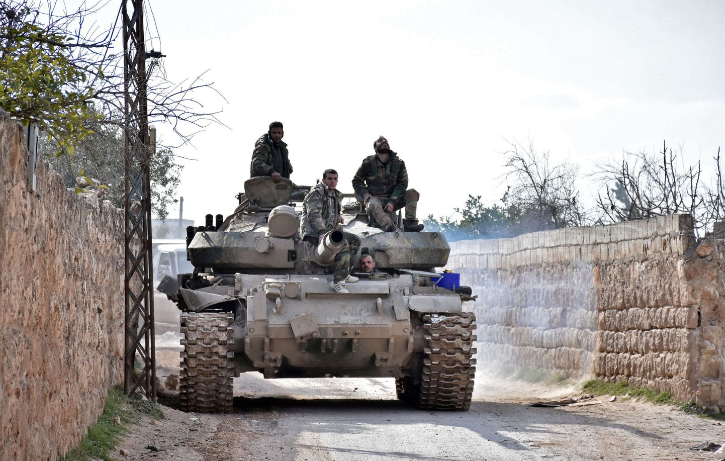 Süüria valitsusvägede tank Saraqebi lähistel.