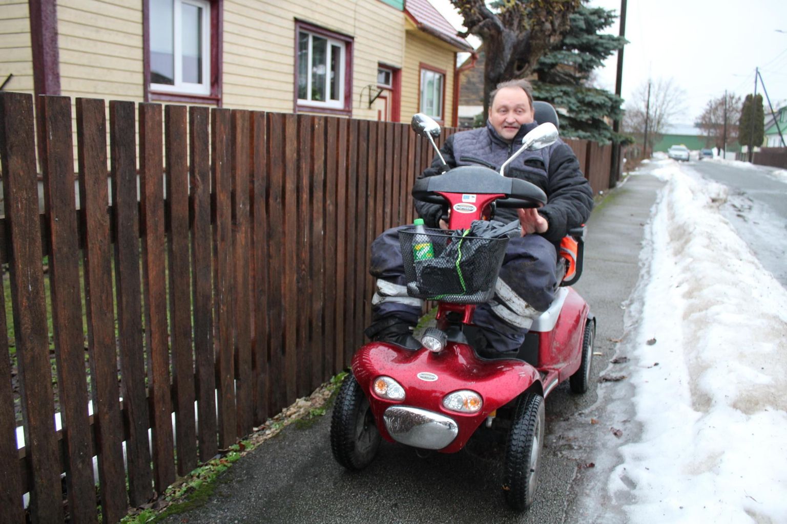 Иво Линдмаа со скутером перед своим домом на улице Лилле.