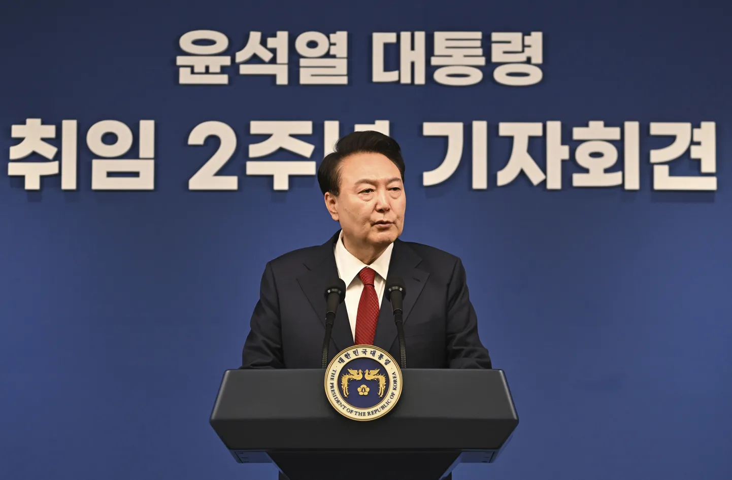 Lõuna-Korea president Yoon Suk-yeol pressikonverentsil, mis märgib tema teist aastat ametis.