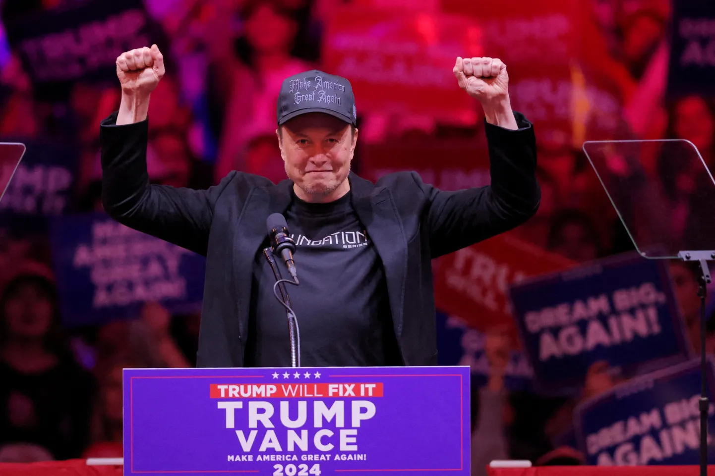 Elon Musk  Donald Trumpi toetuskampaania üritusel.