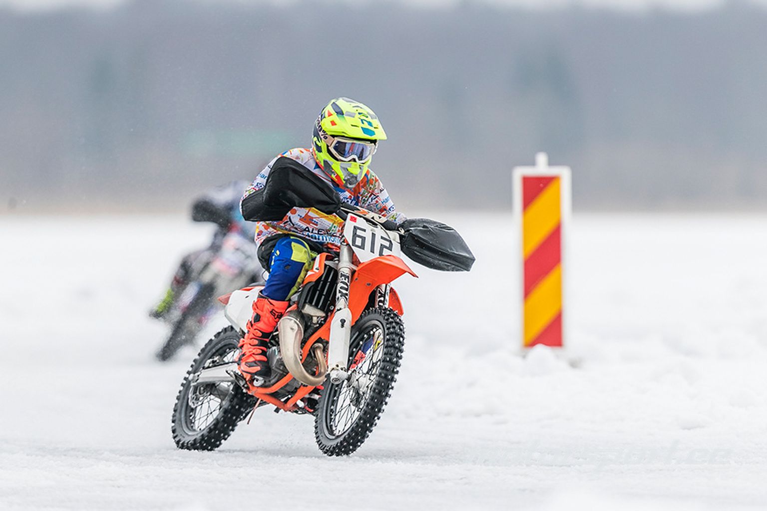 Pärnu motoklubi kasvandik Joosep Pärn kihutas Harku järve jäärajasõidul juunioride 85 ccm masinaklassis esimese auhinna vääriliselt.
