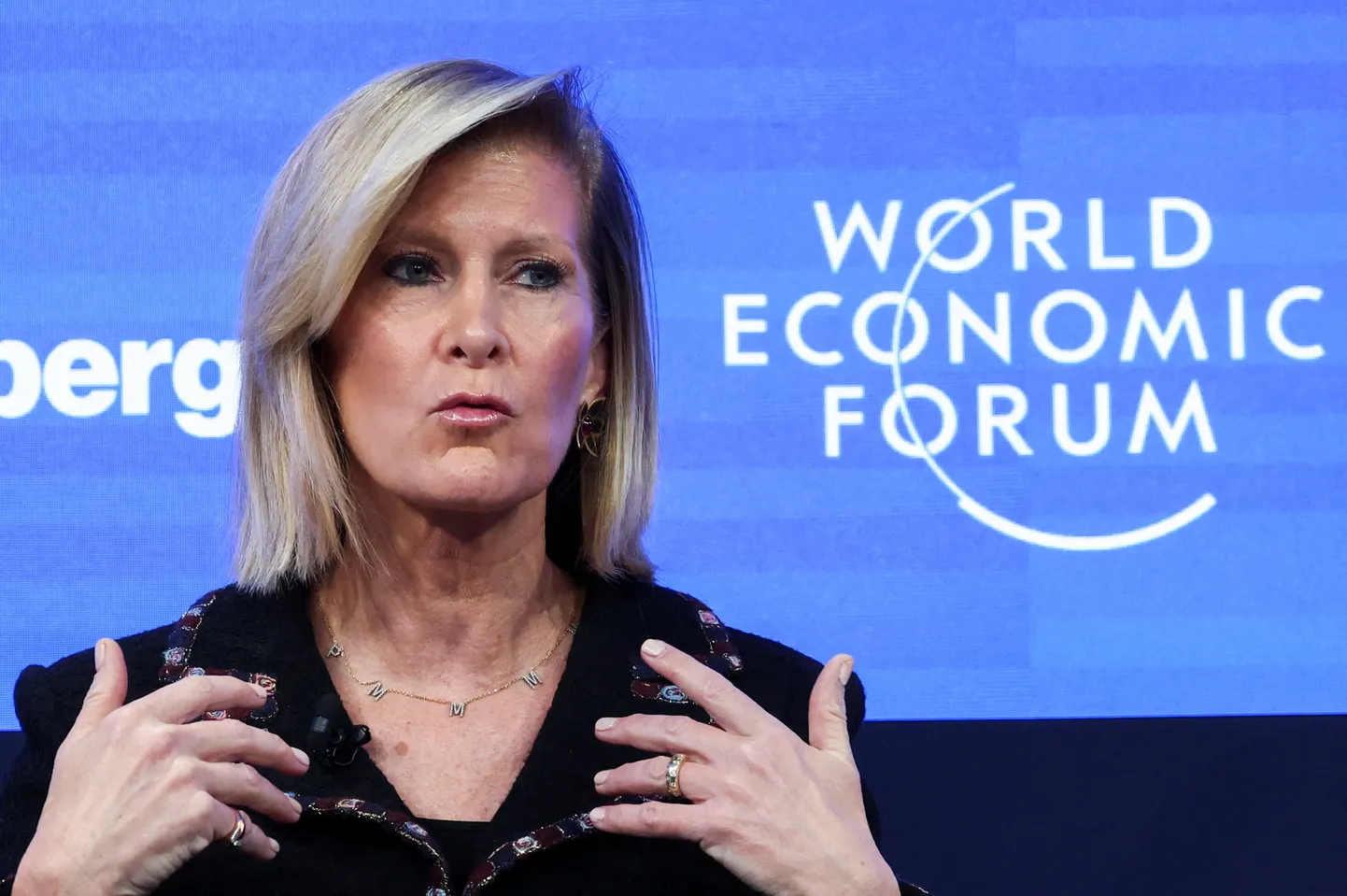JPMorgani tippjuht Mary Erdoes ütles 21. jaanuaril 2025 Davosi majandusfoorumil WSJ reporterile, et nende pank on pannud Trumpi täitevkorralduste seedimiseks püsti sõjastaabi.