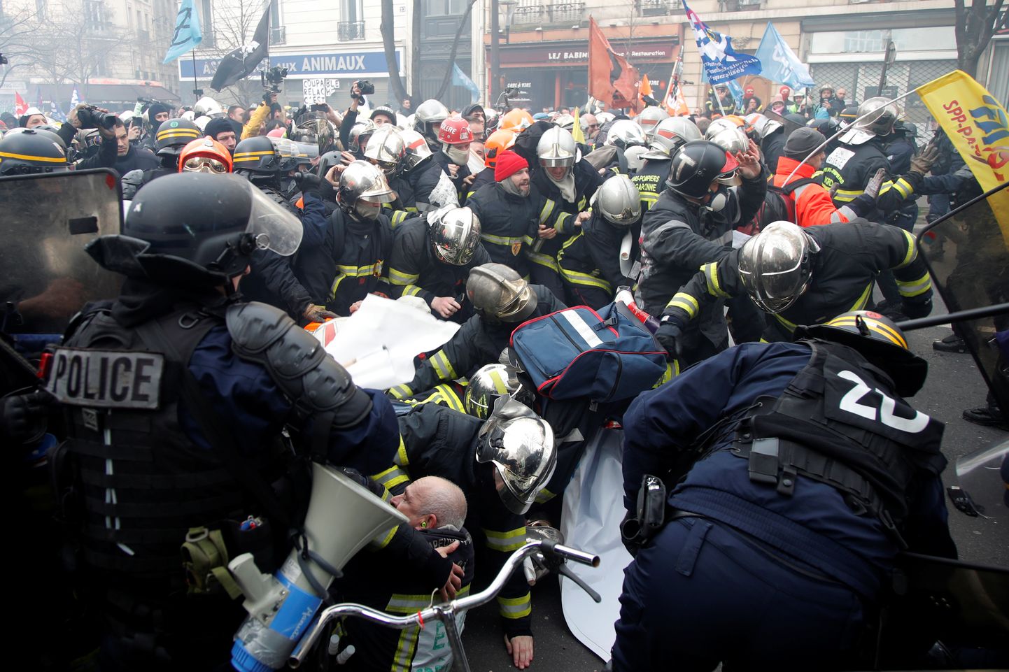 Prantsuse päästjate meeleavaldus Pariisis läks üle kokkupõrgeteks märulipolitseiga.