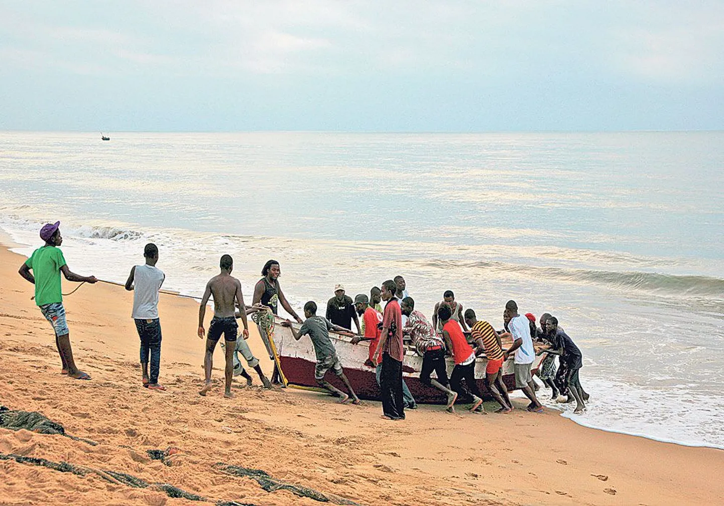 Kui mitu neegrit saab tööd? Õige vastus: Mucula kalurikülas Angolas Atlandi ookeani rannikul on ühe paadi ümber ametis 20 meest.