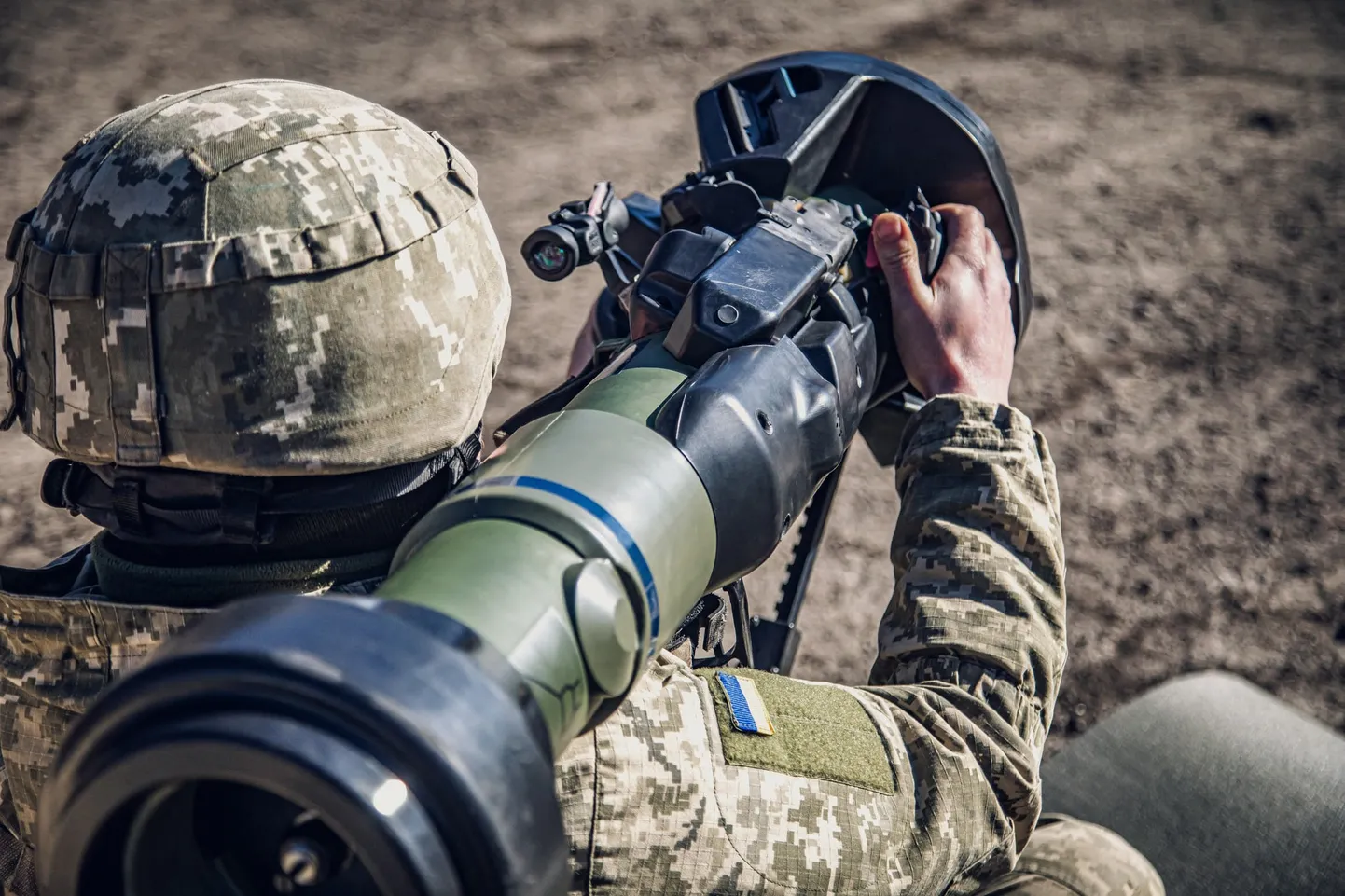 Ukraina kaitseväe avalikustatud foto Ukraina sõdurist, kes hoiab käes Suurbritannia poolt saadetud tankitõrjerelva NLAW.