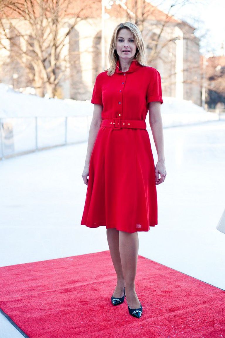 Ivo Nikkolo kevad-suvine moeshow 15.märtsil Harjumäe uisuväljal - modell Cathy Korju esitlemas Gruusia presidendiproua Elisabeth Roelofs`i disainitud punast kleiti